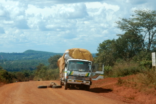 LKW an der Strae nach Kibondo