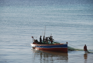 Fischer am Strand von Pemba