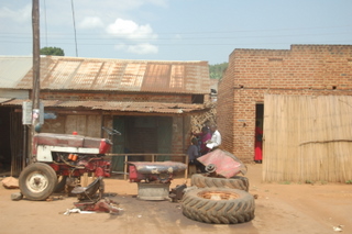 Traktorreparatur in Kenia